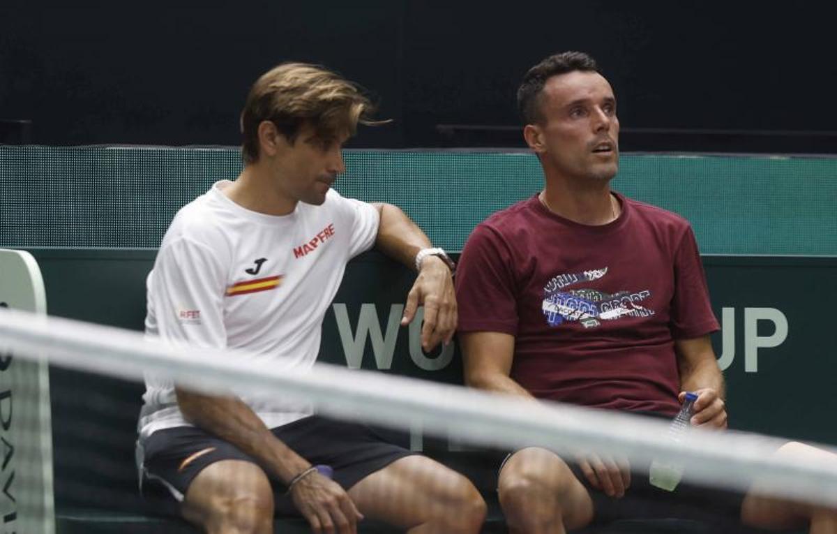 Roberto Bautista, con su amigo y referente David Ferrer, durante una Copa Davis en València.