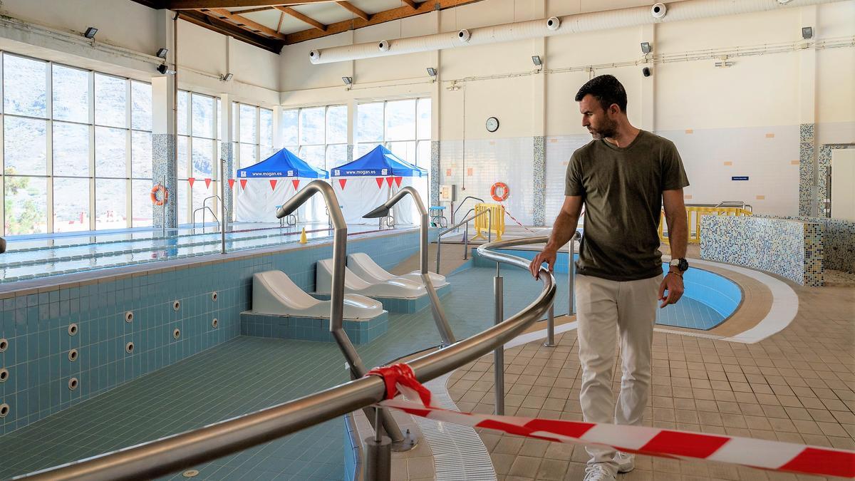 El concejal de Deportes, Luis Becerra, durante su visita a las obras de la piscina de hidroterapia en el casco de Mogán.