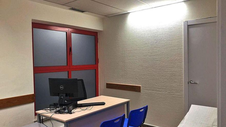 Una de las consultas provisionales instaladas en Perchera con placas de pladur.
