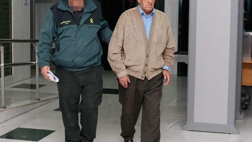 El anciano, A. N. F., sale del Juzgado tras testificar.