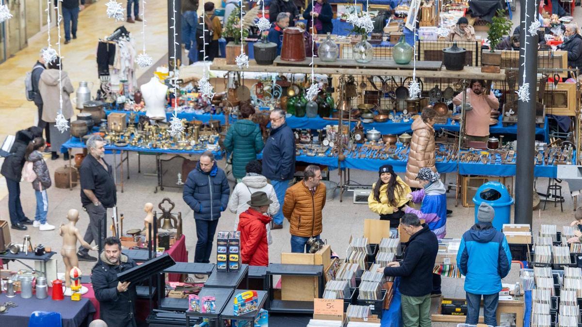 Do aritmómetro ao Playmobil sen esquecer o máis 'vintage': a Feira de Antigüidades triunfa en Área Central