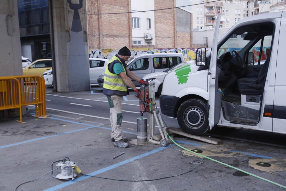 Posen protectors al carril bici de sota el viaducte de Girona