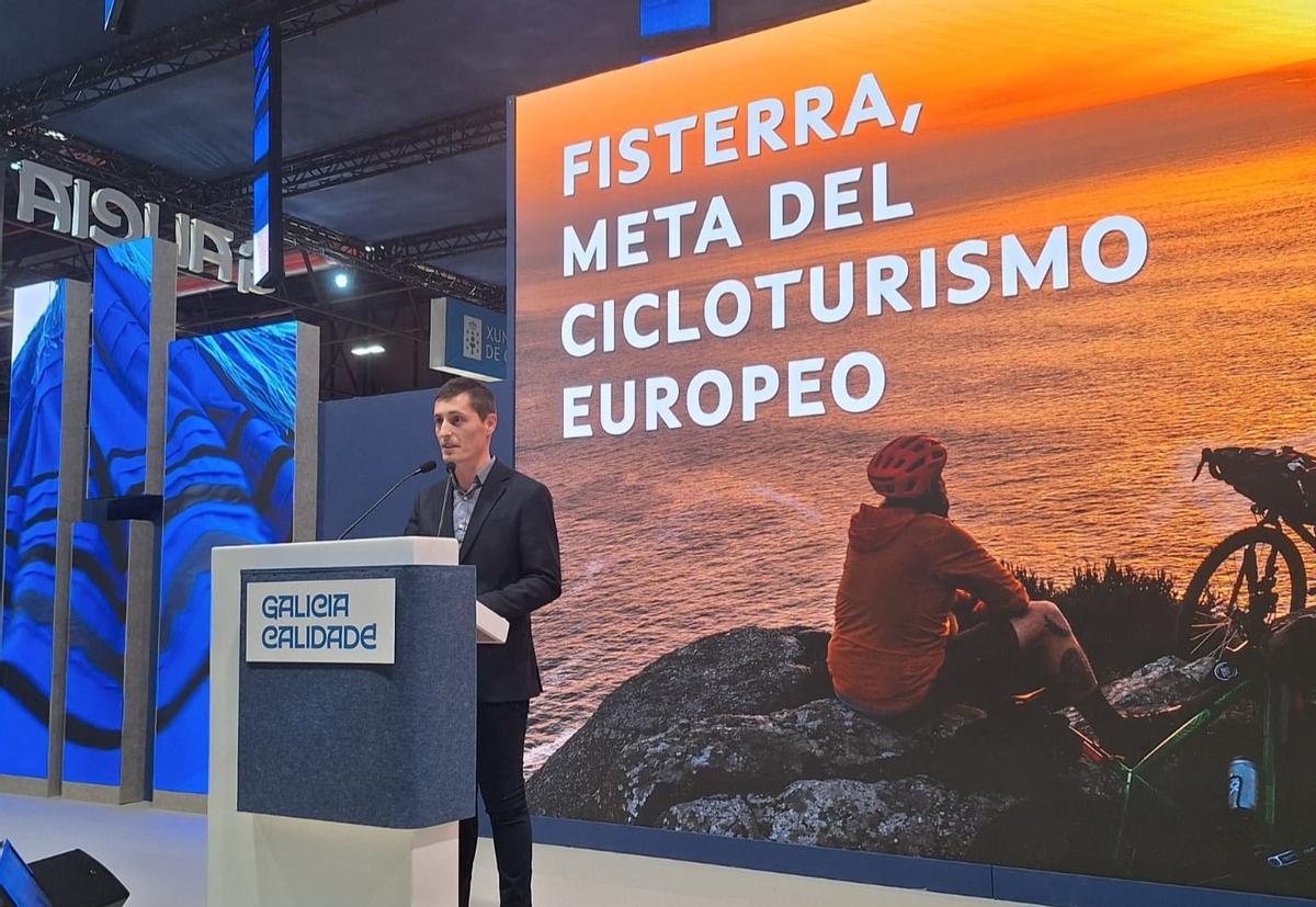 O alcalde, Luis Insua, presentando o proxecto EuroVelo en Fitur.
