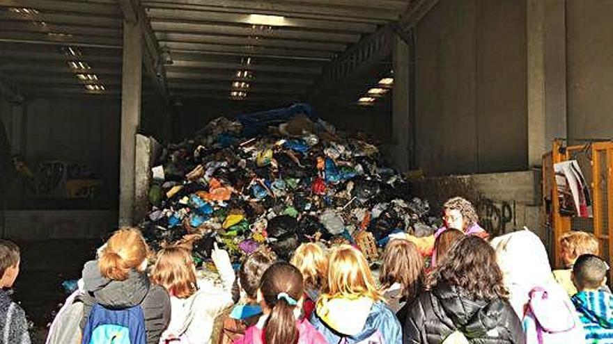 Un grup d&#039;escolars visita el centre de tractament de residus de Cortàs