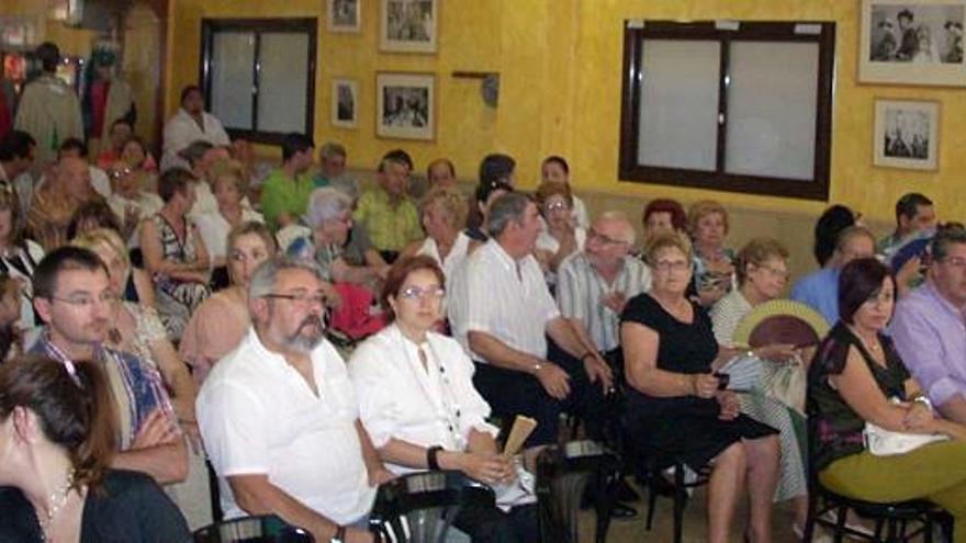 Una veintena de autores recopilan en la publicación presentada ayer la historia de las fiestas.