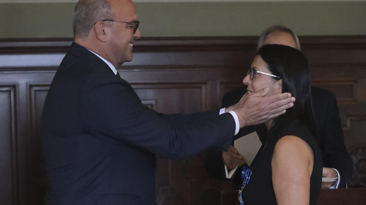 Pino González recibe la distinción de las manos del delegado del Gobierno, Anselmo Pestana.