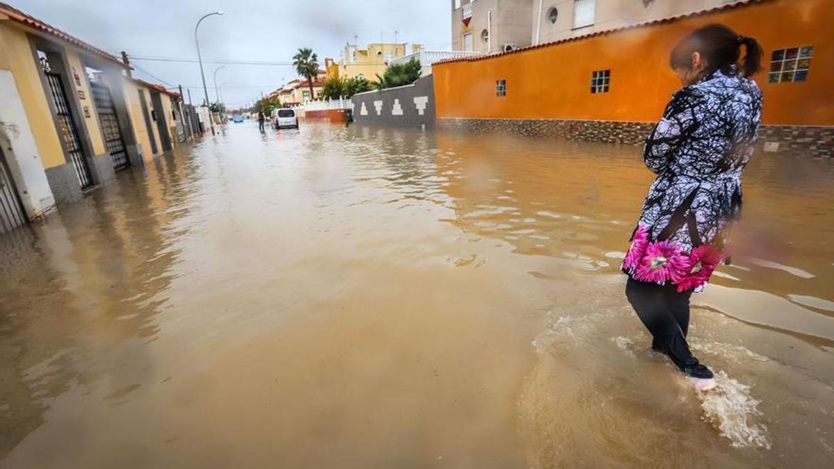Una de las calles de las Torretas de Torrevieja, anegada de agua tras un episodio de lluvias torrenciales