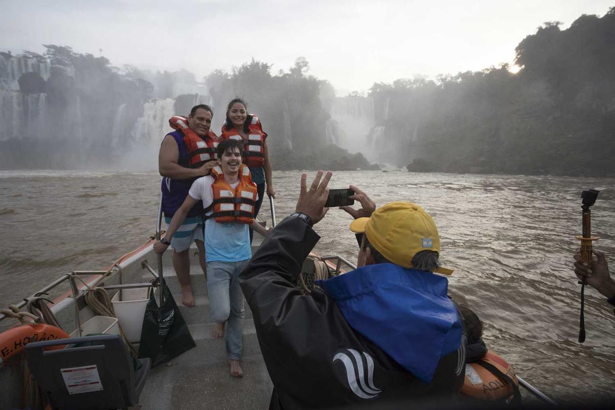 Recorrido en lancha por el río Iguazú