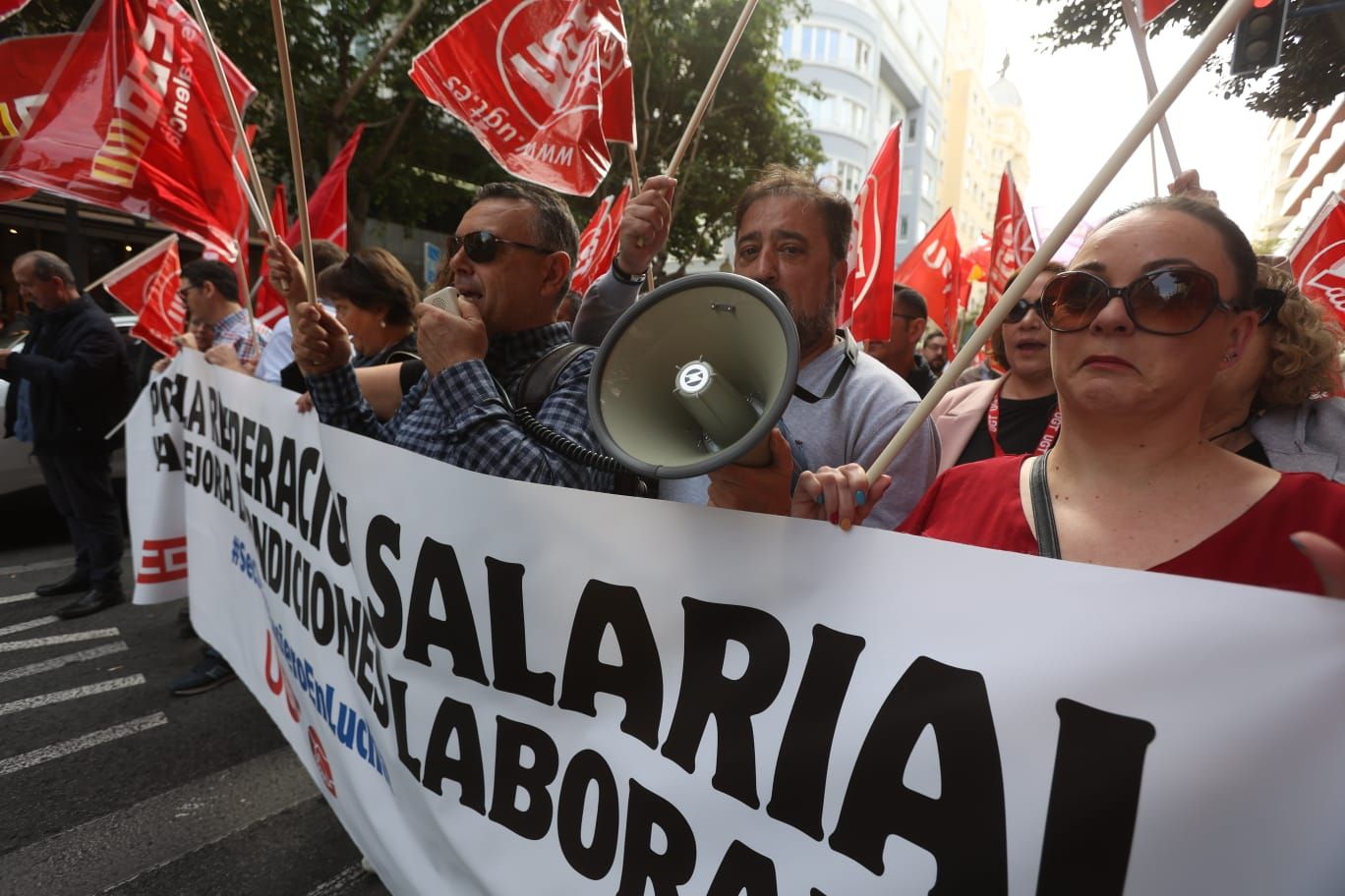 Los trabajadores de la banca protestan por el cierre de oficinas en Alicante