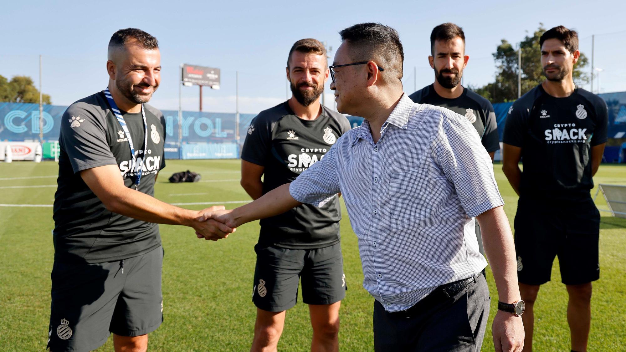 Chen Yansheng, el presidente del Espanyol, saluda a Diego Martínez en la Ciudad Deportiva Dani Jarque.