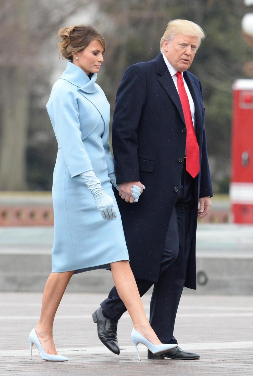 Melania Trump con un conjunto de Ralph Lauren durante la investidura presidencial
