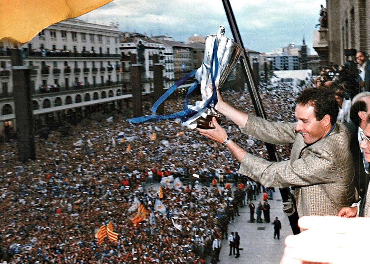Víctor Fernández levanta la Recopa ganada por el Real Zaragoza en París ante el Arsenal, 1995