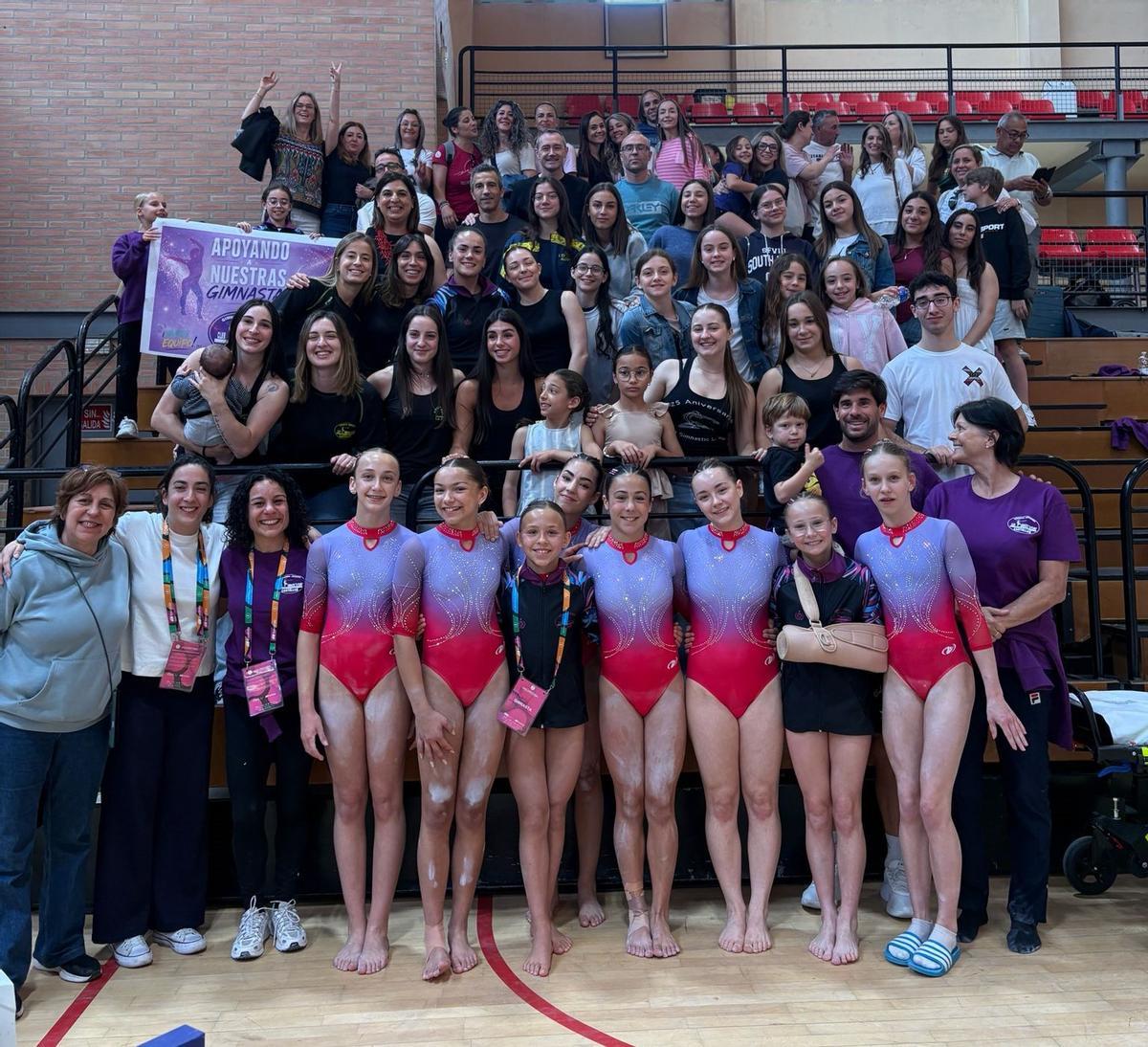 El Club Gimnastic La Plana junto a su afición