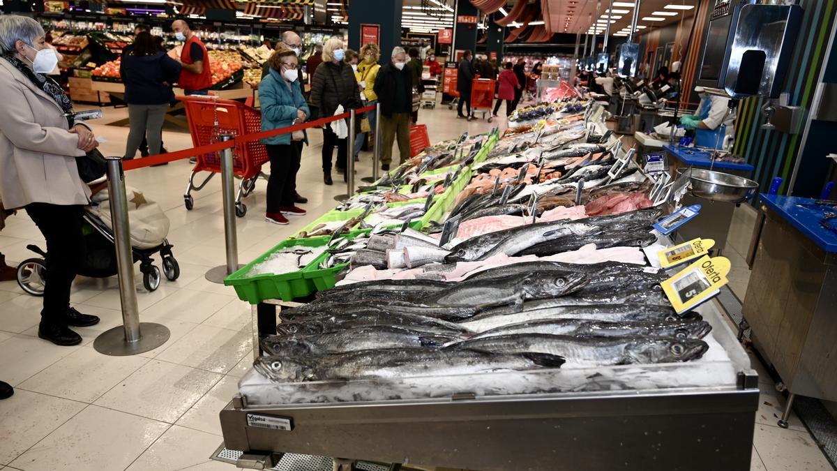 La pescadería fue una de las zonas más concurridas en el primer día de apertura.