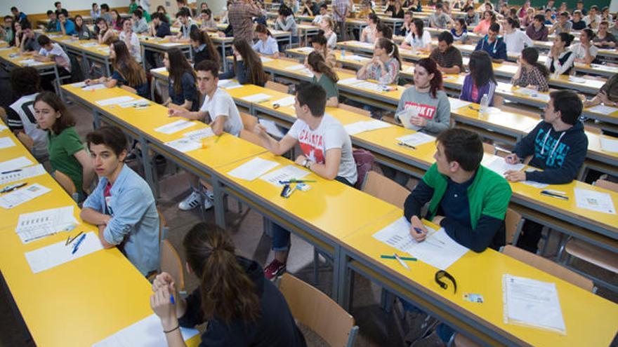 Alumnos gallegos en el examen de selectividad en Galicia // FARO