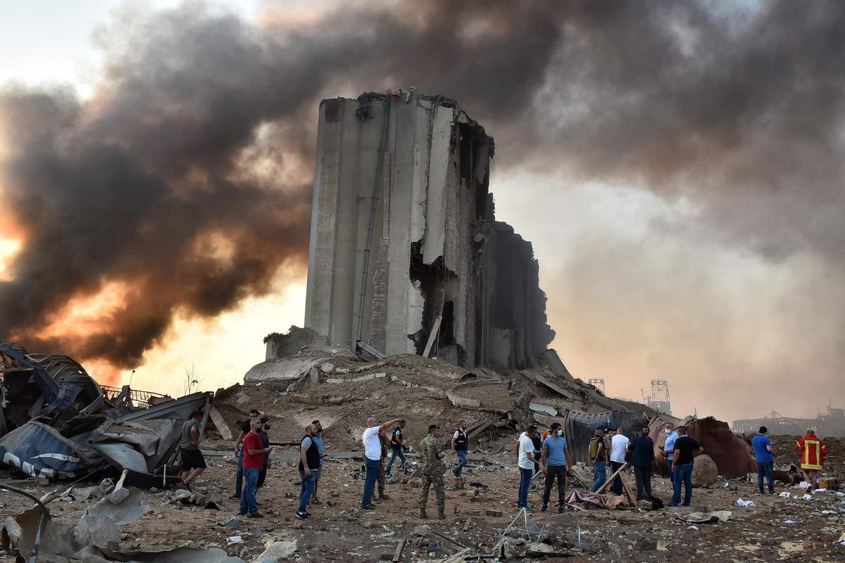 4 de agosto de 2020, los silos de grano destruidos son imágenes en la escena de una explosión en el puerto de la capital libanesa, Beiru