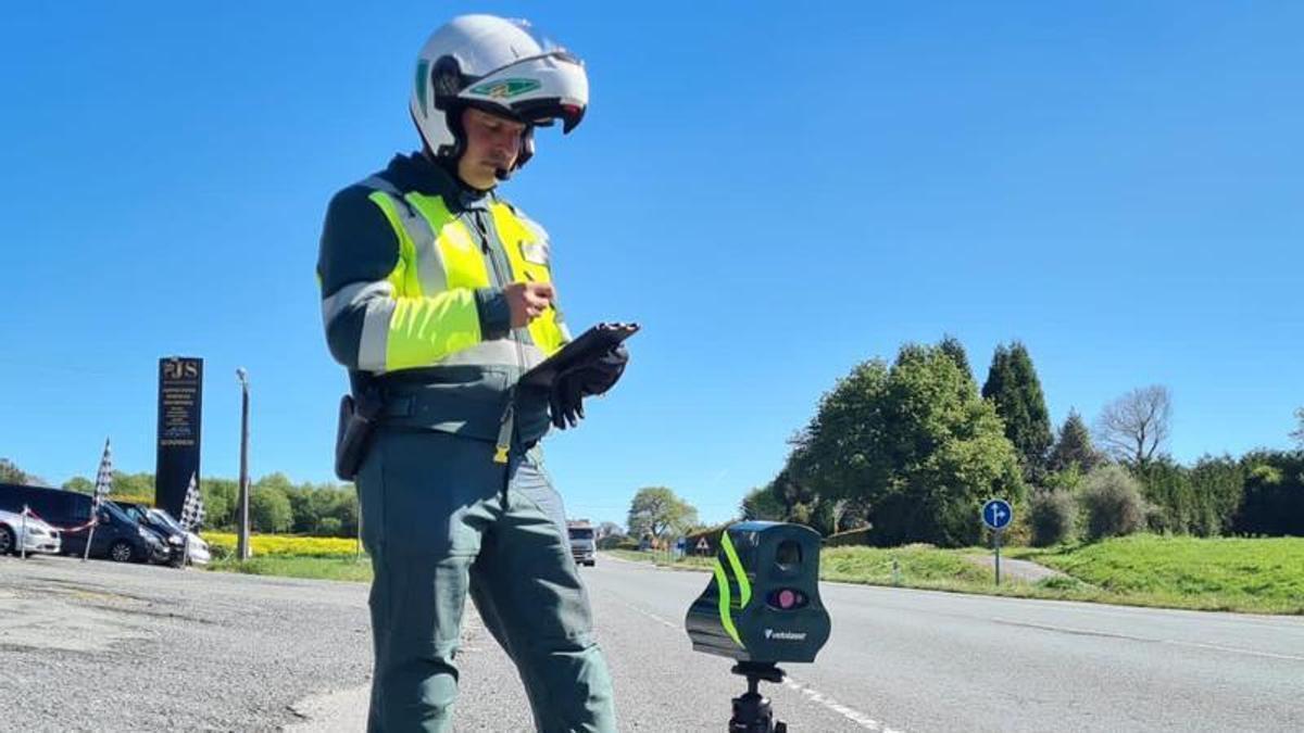 Un agente de la Guardia Civil durante un control con radar 'veloláser'.