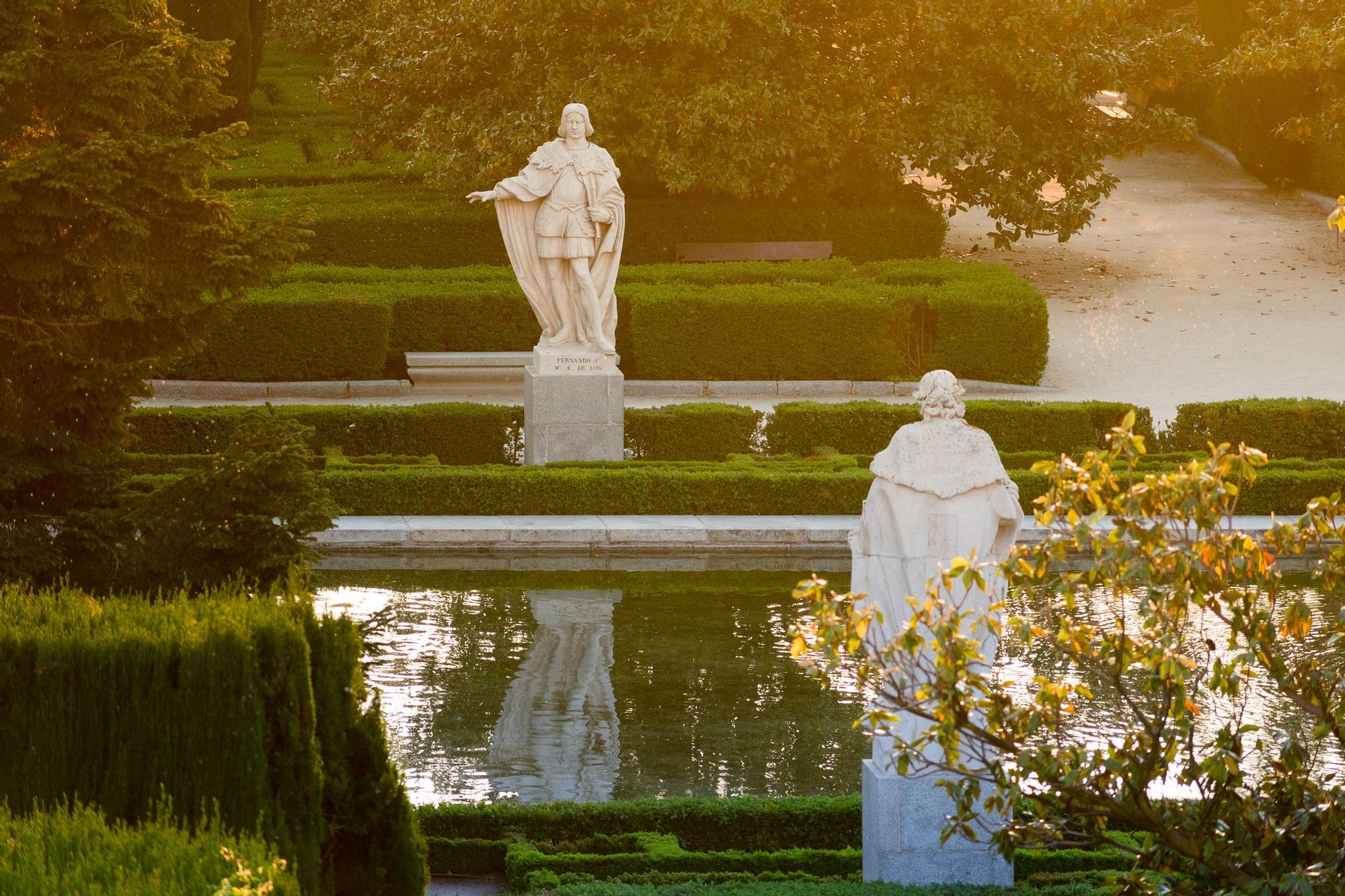 Dos estatuas de los jardines al atardecer