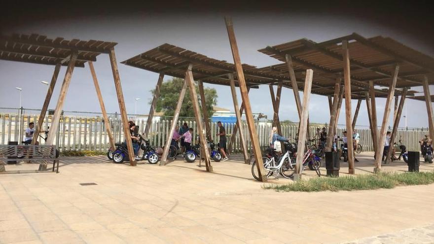El grupo de jóvenes con bicis eléctricas tras arrollar, ayer a una mujer en es Carnatge.