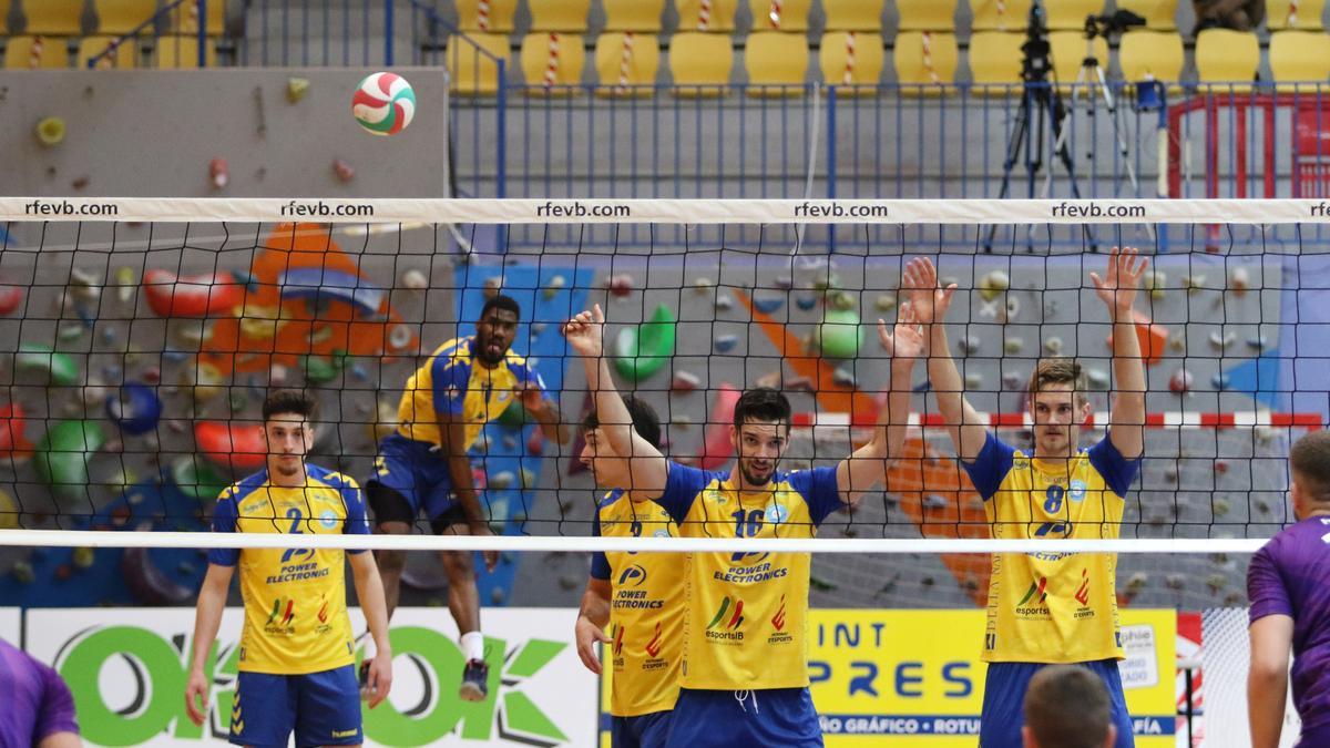 Los jugadores de la UD Ibiza-Ushuaïa Volley, en un instante del derbi frente al Manacor.