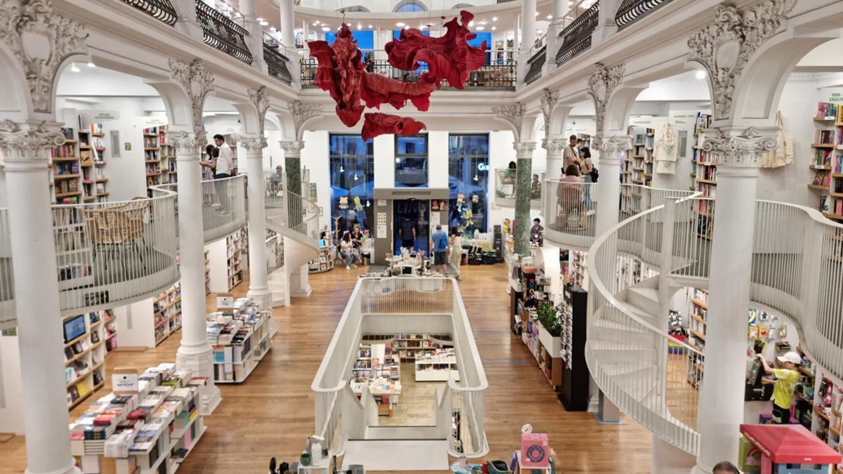 Interior de Cărturești Carusel, considerada una de las librerías más bellas de Europa y uno de los espacios culturales más emblemáticos de Bucarest.