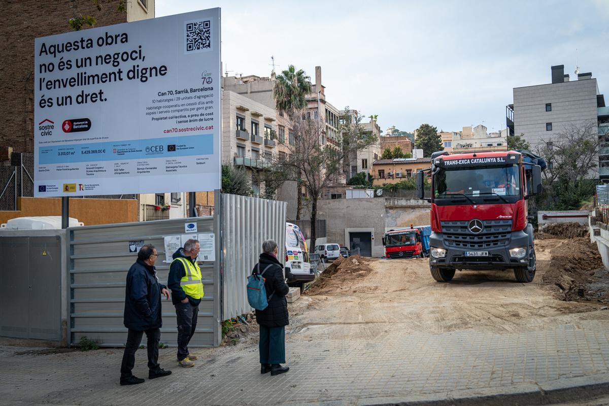 Barcelona, 20/11/2025 Sociedad. Elionor Selles, futura propietaria de uno de las viviendas colaborativas para mayores Can 70. Hay que fotografiarla delante de las obras. AUTOR: MANU MITRU
