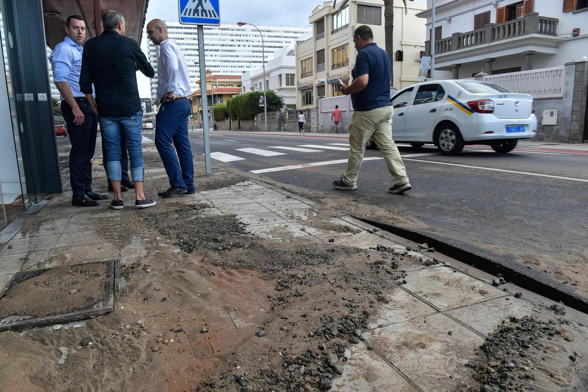 Rotura de tubería en la calle León y Castillo