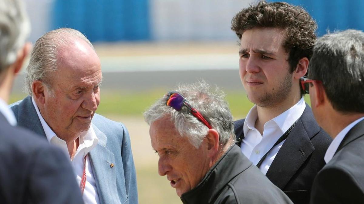 El rey Juan Carlos acompañado de su nieto Felipe Juan Froilán durante su asistencia a las carreras del Gran Premio de España