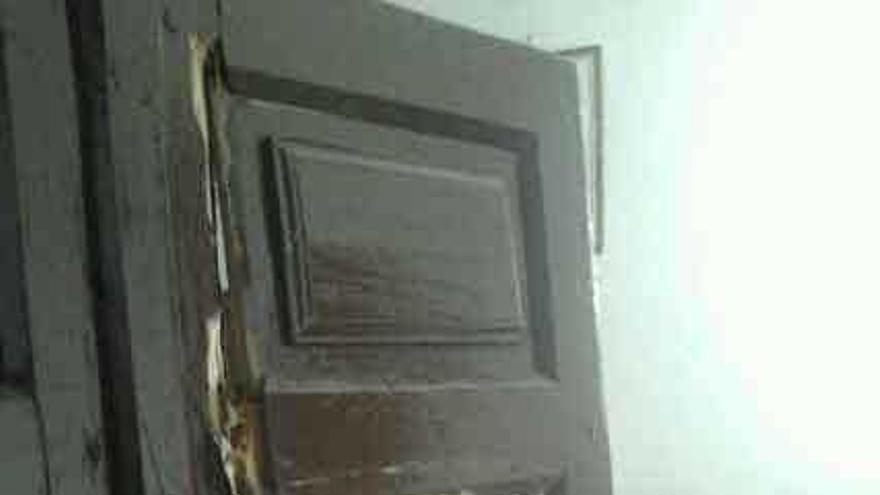 Puerta de la sacristía y reja de la ventana que fueron dañadas para entrar a la iglesia de Torregamones.