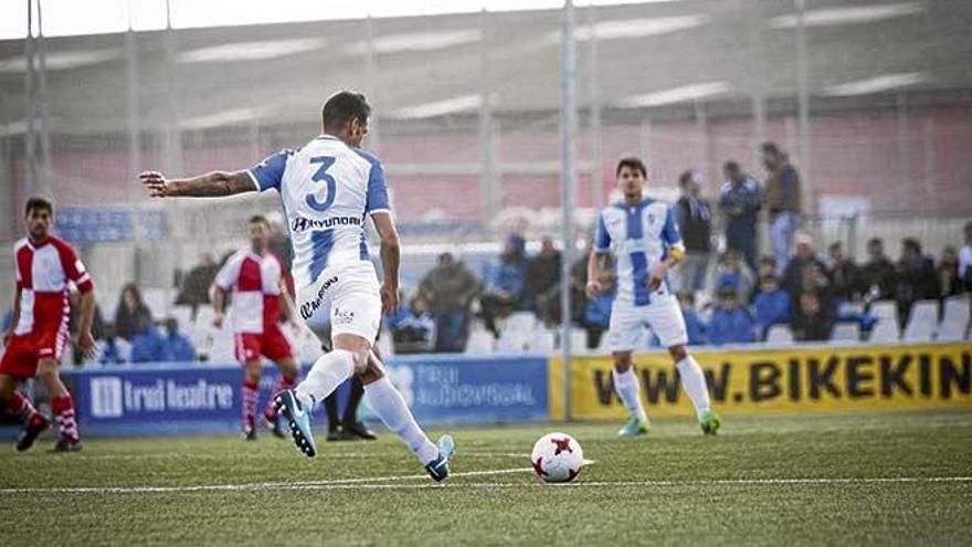 Guillermo Vallori centra un balón, vigilado por Fullana, durante el partido del pasado domingo ante el Sabadell.