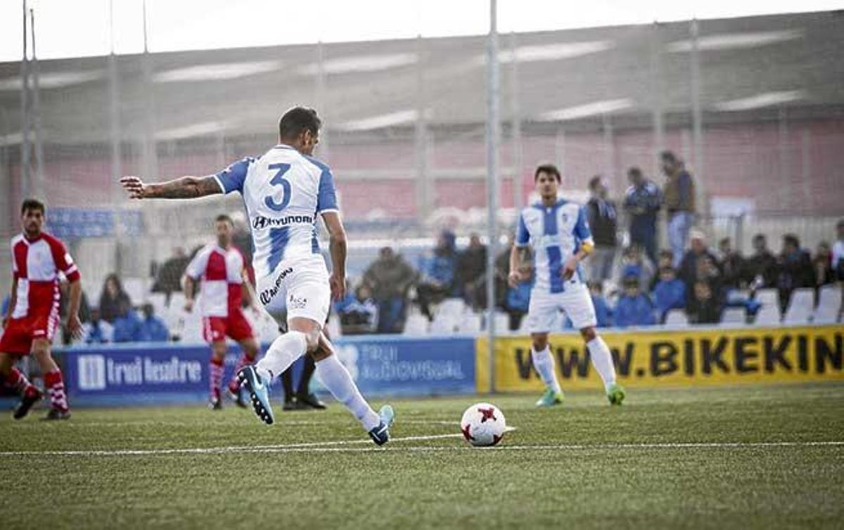 Guillermo Vallori centra un balón, vigilado por Fullana, durante el partido del pasado domingo ante el Sabadell.