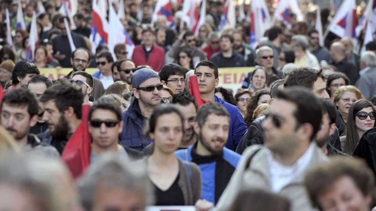 Ciudadanos griegos se manifiestan contra las políticas de austeridad, este miércoles en el centro de Atenas.