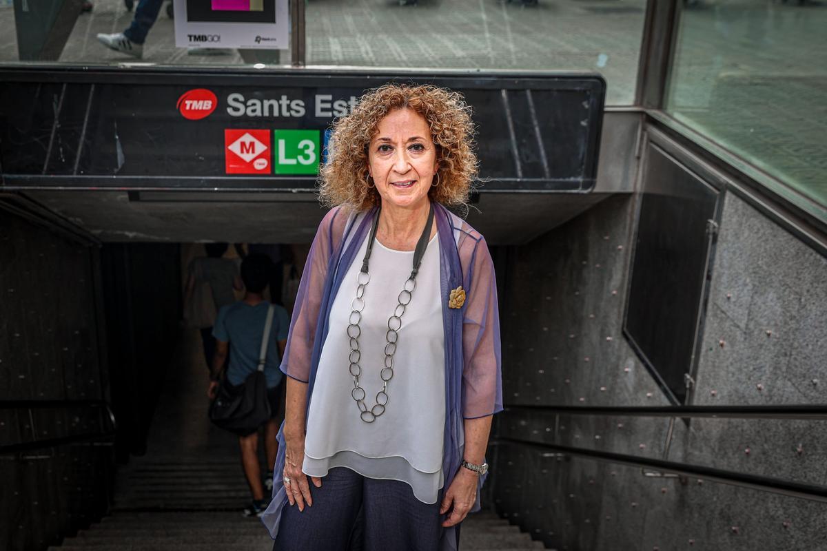 La 'consellera' de Territori, Ester Capella, en las escaleras de acceso al metro de la estación de Sants, en Barcelona.