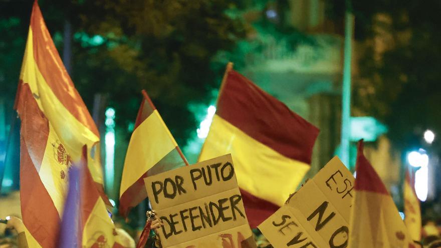Varios manifestantes claman otra noche más contra la amnistía en varias zonas de Madrid