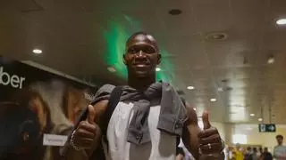 Aliou Dieng aterriza en Manises para cerrar su fichaje por el Valencia CF