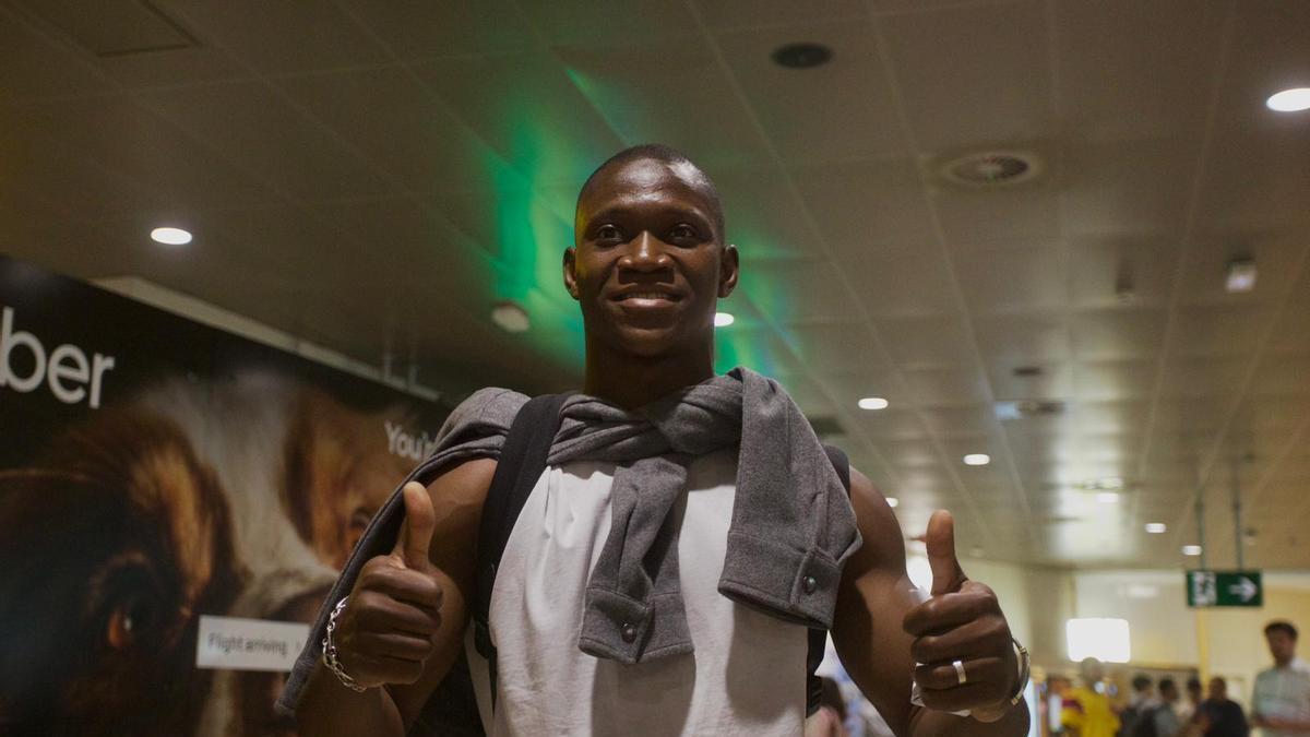 Aliou Dieng aterriza en Manises para cerrar su fichaje por el Valencia CF