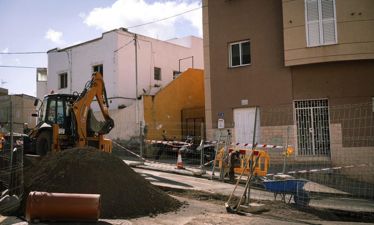 Estado de la obra de canalización en la calle San Miguel, de Taco.