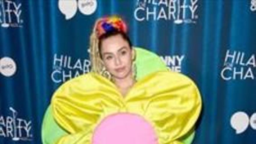 Miley Cyrus se disfraza de flor en un acto solidario