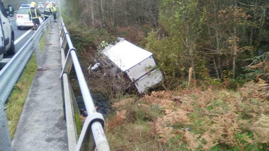 Camión accidentado, caído en el río Mandeo tras salirse de la N-634, ayer en Teixeiro.