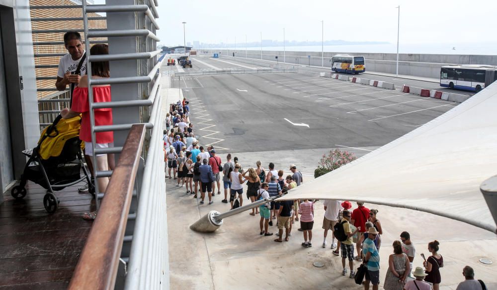 El Westerdam, repleto de norteamericanos y argentinos, hace escala en la estación marítima y llena de turistas el Castillo, bares y terrazas, y las tiendas