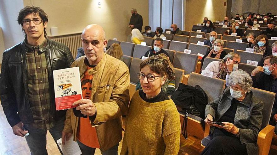 Els periodistes Matías Crowder i Eva Vázquez amb Albert Soler, ahir a la Casa de Cultura de Girona.