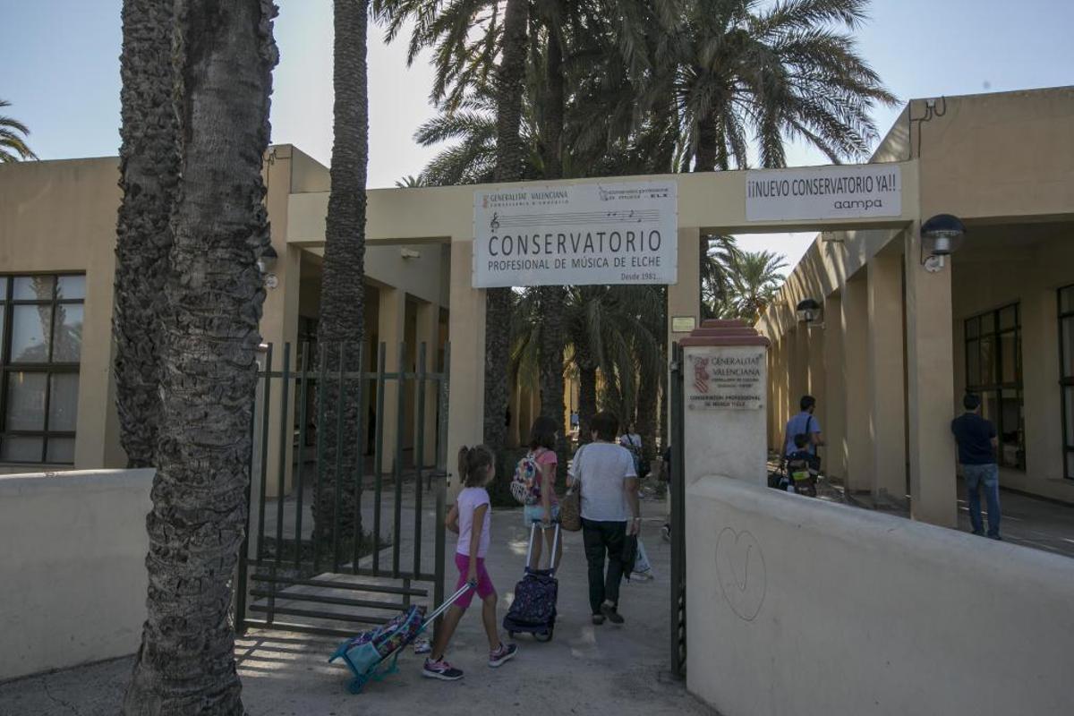 Vista del Conservatorio de Música de Elche, un complejo que desde hace años es insuficiente.