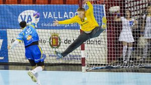 Nielsen, portero del Barça, trata de detener un penalti.