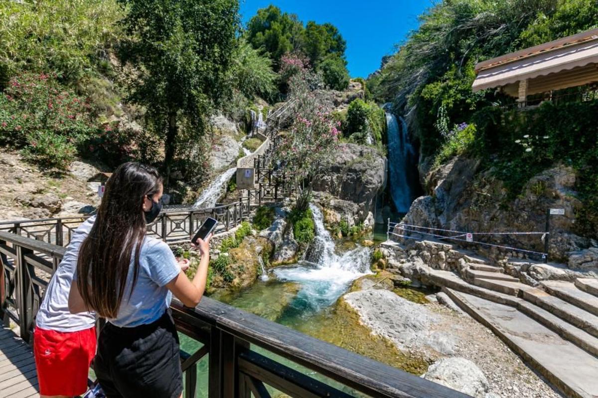 Una pareja en las Fuentes del Algar