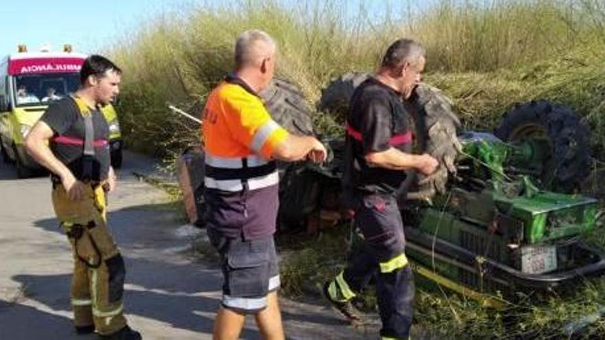 Momento en el que los efectivos de bomberos intentan retirar el vehículo accidentado en Xàbia.