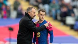 Hansi Flick, el técnico del Barça, da instrucciones a Marc Casadó en la primera parte del duelo contra la Real Sociedad en Montjuïc.