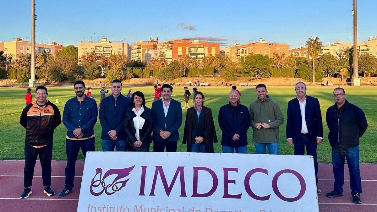 La presidenta del Imdeco, Marián Aguilar, en el centro, junto a su gerente y representantes de las federaciones deportivas.