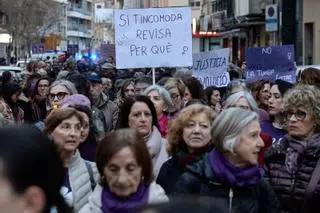 El Dia de la Dona en Gandia concluye con una gran manifestación de centenares de personas