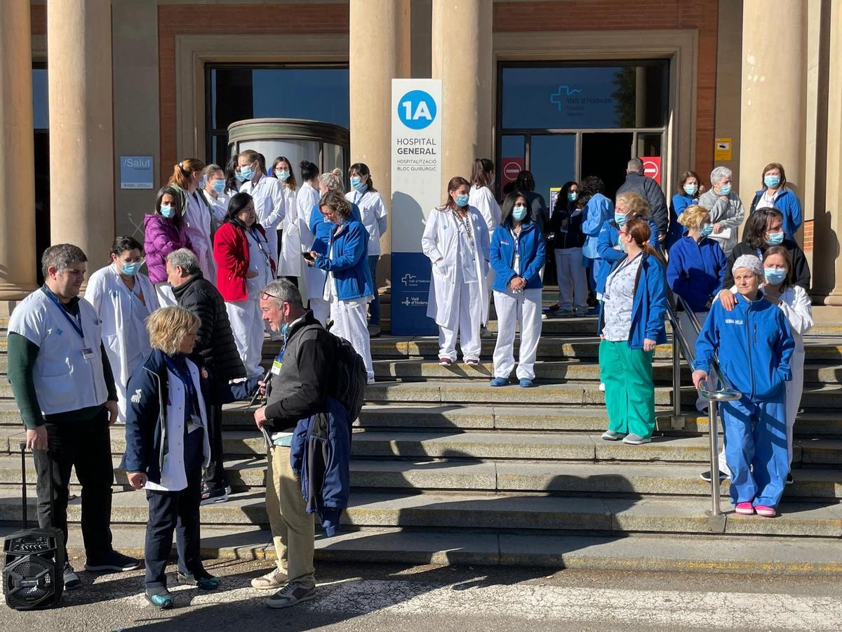 Concentración de los servicios mínimos apoyando la huelga desde H. Vall de Hebrón