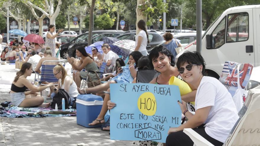 Decenas de jóvenes hacen colas de hasta diez horas para el concierto de Morat en Córdoba